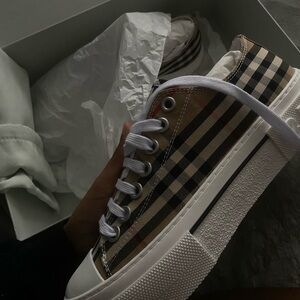 Burberry Sneakers with box